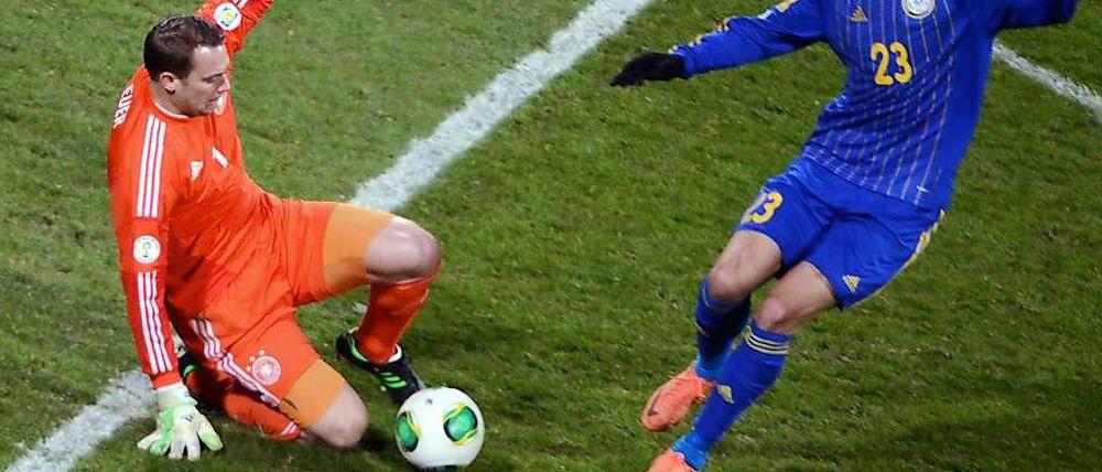 Torwart auf Irrwegen? Manuel bei einem seiner Ausflüge jenseits der Strafraumgrenze.