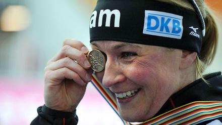 Ich hab' da was im Auge! Claudia Pechstein und ihre zweite Bronzemedaille.