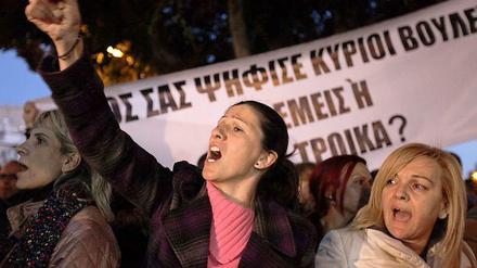 Zyprische Bankangestellte protestieren in Nikosia während Troika und Regierung beraten.
