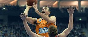 Übersprungen: Alba Berlins Yassin Idbihi (o.) kommt zum Wurf gegen Münchens Steffen Hamann.