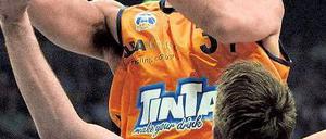 Berliner Wand. Albas Yassin Idbihi dominierte gegen den FC Bayern unter dem Korb und hat heute die Möglichkeit, zum ersten Mal seit 2009 wieder einen Titel zu holen. Foto: dpa