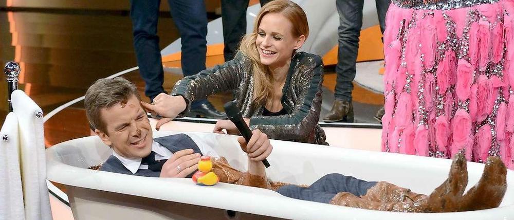 Mit Essen spielt man nicht, aber beim ZDF sieht man das offenbar nicht so eng: Markus Lanz bei der Einlösung seiner verlorenen Wette. Er geht baden, nicht nur quotentechnisch. 