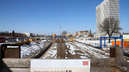 Die Baustelle. Die Arbeiter graben sich in der Nähe des Hauptbahnhofs durch den Berliner Boden.