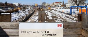 Die Baustelle. Die Arbeiter graben sich in der Nähe des Hauptbahnhofs durch den Berliner Boden.
