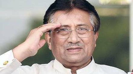 Salut an die Freunde. Es sind nicht viele. Pervez Musharraf am Sonntag. Foto: AFP