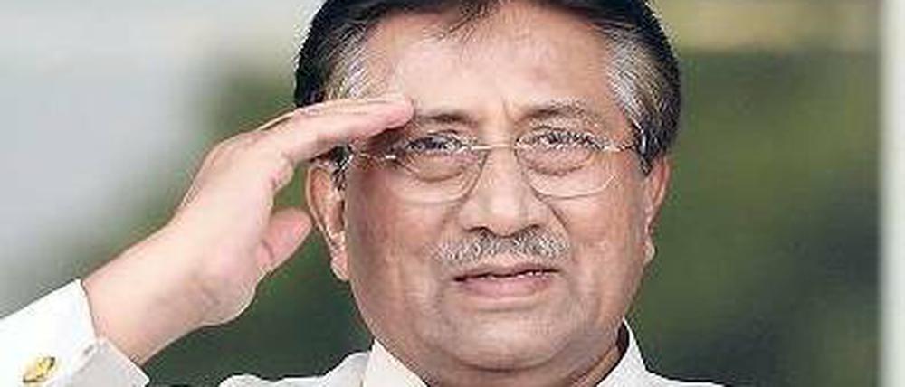 Salut an die Freunde. Es sind nicht viele. Pervez Musharraf am Sonntag. Foto: AFP
