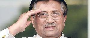 Salut an die Freunde. Es sind nicht viele. Pervez Musharraf am Sonntag. Foto: AFP