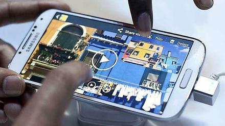 Samsung holt mit seinem neuen Hochleistungs-Smartphone Galaxy S4 zum Schlag gegen den US-Rivalen Apple aus. Multimedia-Handys werden bei Verbrauchern immer beliebter, gleichzeitig ist das Angebot kaum noch zu überblicken. 