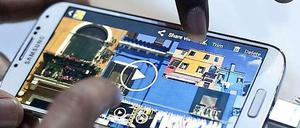 Samsung holt mit seinem neuen Hochleistungs-Smartphone Galaxy S4 zum Schlag gegen den US-Rivalen Apple aus. Multimedia-Handys werden bei Verbrauchern immer beliebter, gleichzeitig ist das Angebot kaum noch zu überblicken.