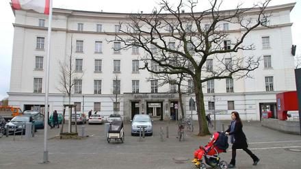 Das Rathaus. Nach dem Zweiten Weltkrieg war das Haus bis 1953 unter der Bezeichnung "Lancaster House" britisches Hauptquartier, anschließend wurde es als Rathaus Wilmersdorf genutzt.