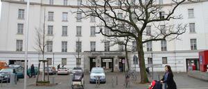 Das Rathaus. Nach dem Zweiten Weltkrieg war das Haus bis 1953 unter der Bezeichnung "Lancaster House" britisches Hauptquartier, anschließend wurde es als Rathaus Wilmersdorf genutzt.