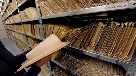 Die Hinterlassenschaft. 11 Kilometer aneinander gereihte Akten, darunter zahllose Spitzelberichte, hat die Stasi in ihren Archiven gehortet. 
