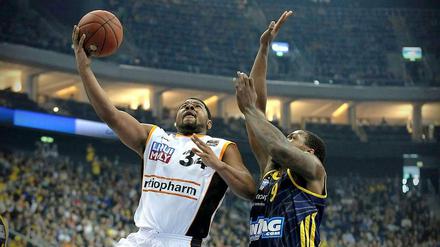 Am Ende behält aber Alba Berlin die Oberhand. Ulms Lance Jeter (l.) beim Korbleger gegen Berlins Deon Thompson (r.).