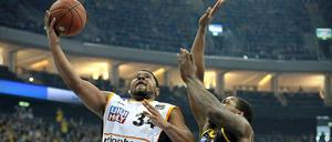 Am Ende behält aber Alba Berlin die Oberhand. Ulms Lance Jeter (l.) beim Korbleger gegen Berlins Deon Thompson (r.).