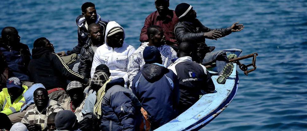 Aus Libyen geflohene Afrikaner vor Lampedusa im Frühjahr 2011