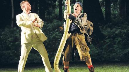 Der Schlangenfänger bin ich ja. Papageno (Michael Nagy, rechts) und Tamino (Pavol Breslik) in Baden-Baden. Foto: dpa