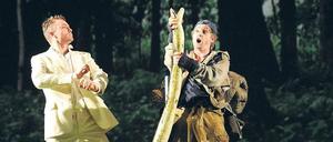 Der Schlangenfänger bin ich ja. Papageno (Michael Nagy, rechts) und Tamino (Pavol Breslik) in Baden-Baden. Foto: dpa