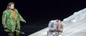 Da wäre jeder betrübt: Johan Botha (links) als Parsifal mit dem Speer und Stephen Milling als Gurnemanz.