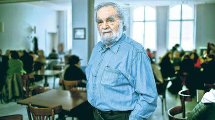 MIT LEIB UND SEELE. Kostas Papanastasiou, 76, ist Schauspieler, Gastronom und Sänger. Er war einer der ersten Studenten, die in den 50er Jahren nach Berlin emigrierten.