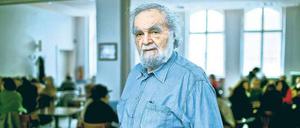 MIT LEIB UND SEELE. Kostas Papanastasiou, 76, ist Schauspieler, Gastronom und Sänger. Er war einer der ersten Studenten, die in den 50er Jahren nach Berlin emigrierten.