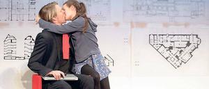 Die Liebe ist eine Baustelle. Markus Gertken und Kristin Suckow spielen ein Baugruppen-Paar.Foto: Braun/drama-berlin.de