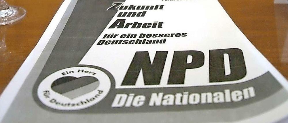 Die Bundesregierung will keinen eigenen Antrag auf ein NPD-Verbotsverfahren stellen.