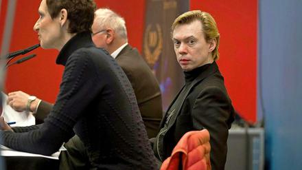 Vladimir Malakhov (r), Intendant des Staatsballetts Berlin, sitzt am 13.03 bei der Jahrespressekonferenz desStaatsballetts, neben ihm spricht Christiane Theobald, stellvertretende Intendantin. Malalkhov geht nächstes Jahr, sein Nachfolger wird Nacho Duato.