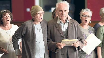 Halb zog sie ihn, halb sang er mit. Terence Stamp und Vanessa Redgrave – als altes Ehepaar bei der Chorprobe. Foto: Ascot Elite