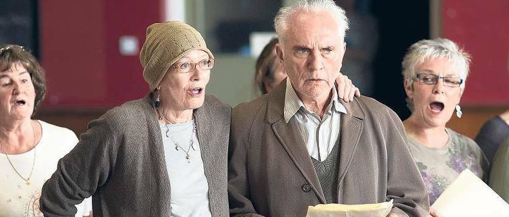 Halb zog sie ihn, halb sang er mit. Terence Stamp und Vanessa Redgrave – als altes Ehepaar bei der Chorprobe. Foto: Ascot Elite