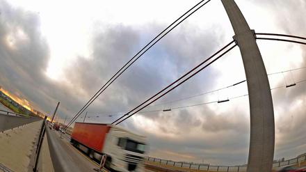 Ein Lastwagen rollt fahrerlos über die Autobahn. Wie ein Wunder passierte nichts. 