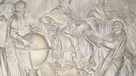 Übergabe. Von Aloisius Lilius ist kein Bild überliefert. Dafür eine Szene, die zeigt, wie dessen Bruder Papst Gregor XIII. den Kalender überreicht.