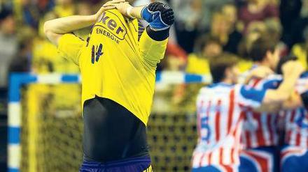 Kopflos. Evgeni Pevnov und seinen Mitspielern von den Füchsen Berlin ging in der entscheidenden Phase gegen Atletico Madrid etwas die Übersicht verloren. 