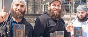 Allah ist der Einzige. Dafür steht der Zeigefinger. Junge Berliner Salafisten verteilen den Koran. 