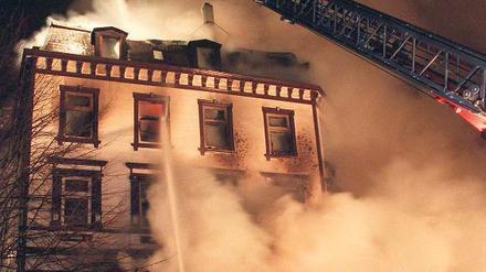 Ein besonders eklatanter Verdachtsfall. Zehn Menschen starben, als im Januar 1996 dieses Flüchtlingsheim in Lübeck angezündet wurde. Wer den Brandanschlag verübt hat, ist nicht geklärt. Der Verdacht auf rechte Täter bleibt. Foto: dpa