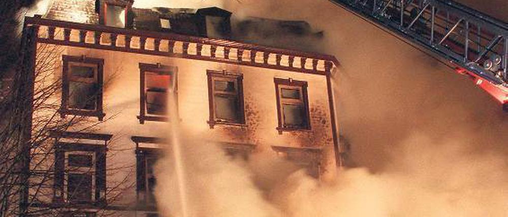 Ein besonders eklatanter Verdachtsfall. Zehn Menschen starben, als im Januar 1996 dieses Flüchtlingsheim in Lübeck angezündet wurde. Wer den Brandanschlag verübt hat, ist nicht geklärt. Der Verdacht auf rechte Täter bleibt. Foto: dpa