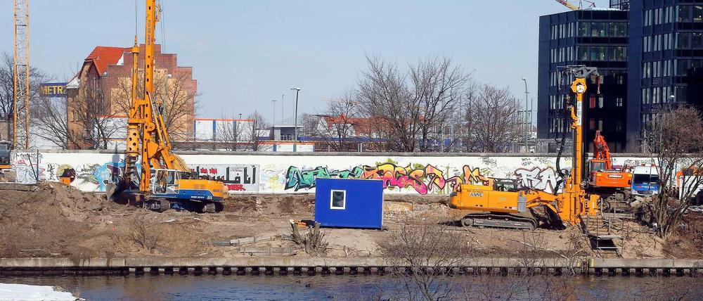 An der East Side Gallery haben die Bauarbeiten begonnen. Zunächst sollen Spundwände zur Abdichtung der Baugrube eingerammt werden.