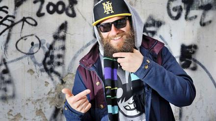 Grinsebacke. Mc Fitti aus Friedrichshain hat mit seinem Musikvideo "30 Grad" einen Youtube-Hit gelandet.