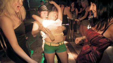 Exzessiv. Deutsche Abiturienten in Lloret de Mar an der Costa Brava. 