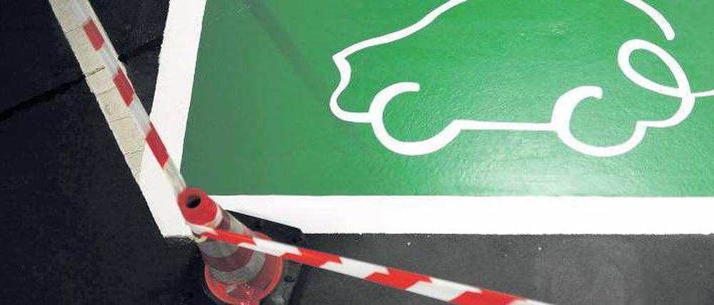 Vorsichtige Annäherung. Beim Thema Elektromobilität gibt es noch reichlich Baustellen.