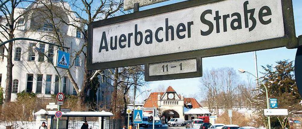 Mogelpackung. Die Nazis machten aus der Auerbachstraße die Auerbacher Straße, nach einer Stadt im Vogtland. Seit 1986 wurde der Straßenname wieder auf den jüdischen Dichter Auerbach bezogen, aber in unkorrekter Schreibweise. Im Hintergrund ist der S-Bahnhof Grunewald zu sehen, von dem die Nazis von 1941 an Juden deportierten. 