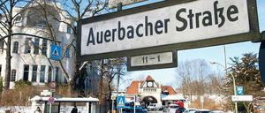Mogelpackung. Die Nazis machten aus der Auerbachstraße die Auerbacher Straße, nach einer Stadt im Vogtland. Seit 1986 wurde der Straßenname wieder auf den jüdischen Dichter Auerbach bezogen, aber in unkorrekter Schreibweise. Im Hintergrund ist der S-Bahnhof Grunewald zu sehen, von dem die Nazis von 1941 an Juden deportierten. 