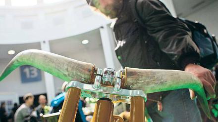 Am heutigen Sonntag präsentiert die „Velo Berlin“ auf dem Messegelände noch einmal die neuesten Trends des Radsports: Etwa diesen Fahrradlenker aus Tierhörnern oder auch E-Bikes. Tickets gibt es von 10 bis 18 Uhr für 9 Euro (ermäßigt 7 Euro). Zahlreiche Infostände informieren über Verkehrssicherheit und Radverkehrsstrategien. In Halle 12 hat auch der Tagesspiegel einen Stand. Dort können Sie zum Beispiel das neue Tagesspiegel-Fahrrad testen, das in Zusammenarbeit mit der Manufaktur Froschrad entwickelt wurde. 