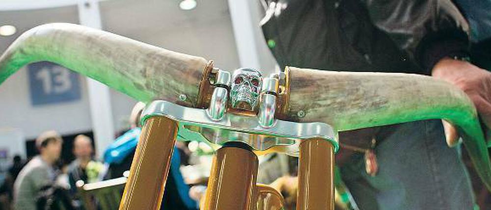 Am heutigen Sonntag präsentiert die „Velo Berlin“ auf dem Messegelände noch einmal die neuesten Trends des Radsports: Etwa diesen Fahrradlenker aus Tierhörnern oder auch E-Bikes. Tickets gibt es von 10 bis 18 Uhr für 9 Euro (ermäßigt 7 Euro). Zahlreiche Infostände informieren über Verkehrssicherheit und Radverkehrsstrategien. In Halle 12 hat auch der Tagesspiegel einen Stand. Dort können Sie zum Beispiel das neue Tagesspiegel-Fahrrad testen, das in Zusammenarbeit mit der Manufaktur Froschrad entwickelt wurde. 