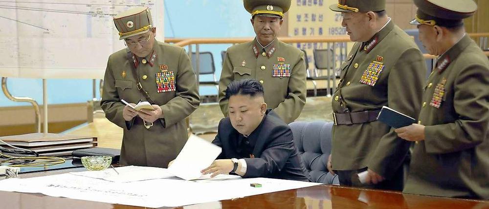 Nordkoreas Diktator Kim Jong Un, umgeben von Vertretern des Militärs.
