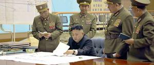 Nordkoreas Diktator Kim Jong Un, umgeben von Vertretern des Militärs.