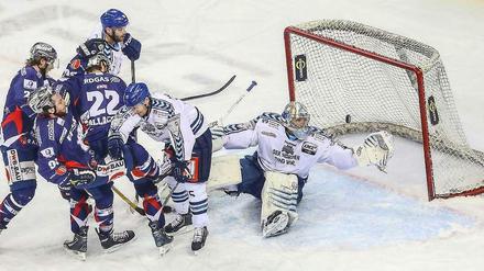 Der Hamburger Torwart Niklas Treutle (r.) kann diesen Eisbären-Schuss aufs Tor halten.