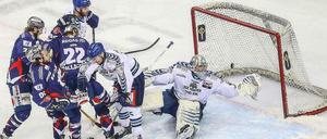 Der Hamburger Torwart Niklas Treutle (r.) kann diesen Eisbären-Schuss aufs Tor halten.