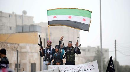 Syrische Rebellen in Aleppo strecken ihre Waffen in die Höhe. Seit zwei Jahren dauert der Bürgerkrieg bereits an.
