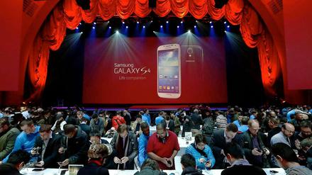 Im Kampf um die Spitzenposition auf dem Smartphone-Markt fordert Samsung nun Apple auf amerikanischem Boden heraus. In der Nacht zu Freitag stellten die Südkoreaner in New York - und damit Apples ureigenem Revier - das Galaxy S4 vor. Nach der Präsentation konnten die Besucher in der Radio City Music Hall die ersten Geräte ausführlich testen. 