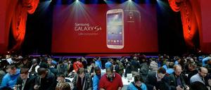 Im Kampf um die Spitzenposition auf dem Smartphone-Markt fordert Samsung nun Apple auf amerikanischem Boden heraus. In der Nacht zu Freitag stellten die Südkoreaner in New York - und damit Apples ureigenem Revier - das Galaxy S4 vor. Nach der Präsentation konnten die Besucher in der Radio City Music Hall die ersten Geräte ausführlich testen. 